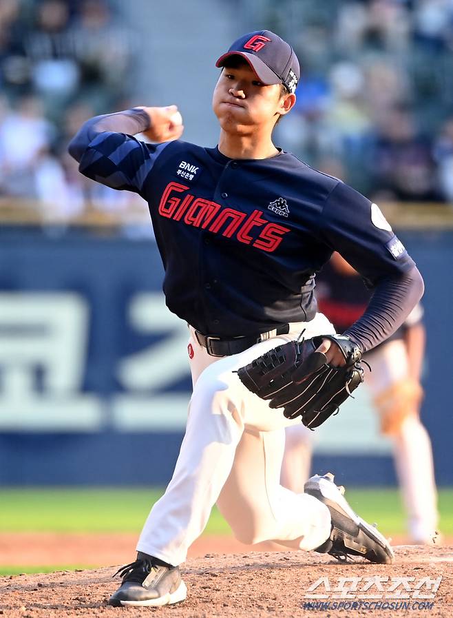 9일 잠실야구장에서 열린 롯데와 LG의 경기, 9회말 롯데 우강훈이 역투하고 있다. 잠실=허상욱 기자wook@sportschosun.com/2023.10.09/