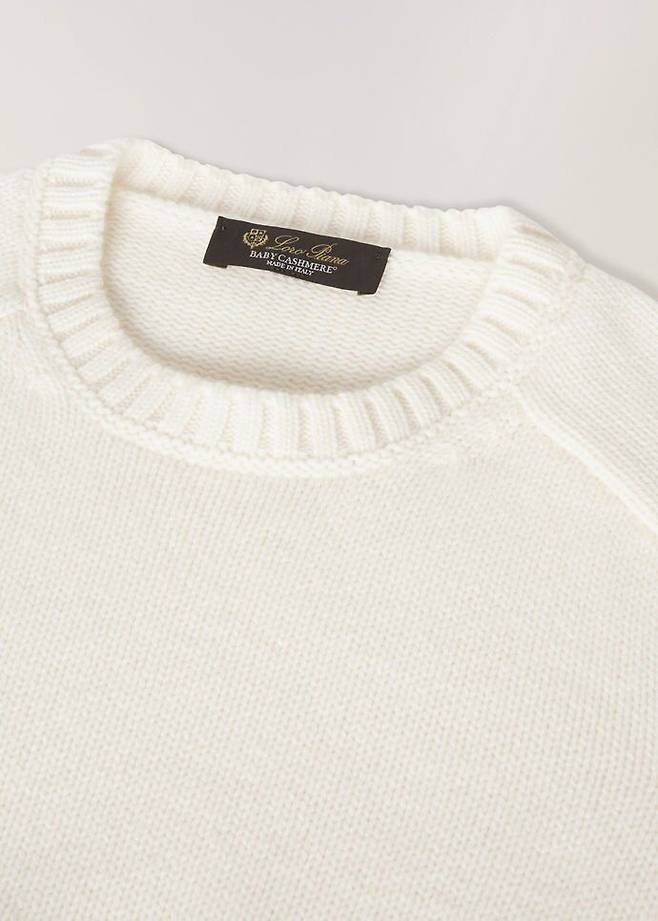 올드 머니 패션의 코어 아이템인 캐시미어. 몽골 평원과 히말라야 고산 지대의 캐시미어 염소에서 얻어지는 궁극의 럭셔리 소재이다. 로로 피아나 홈페이지.