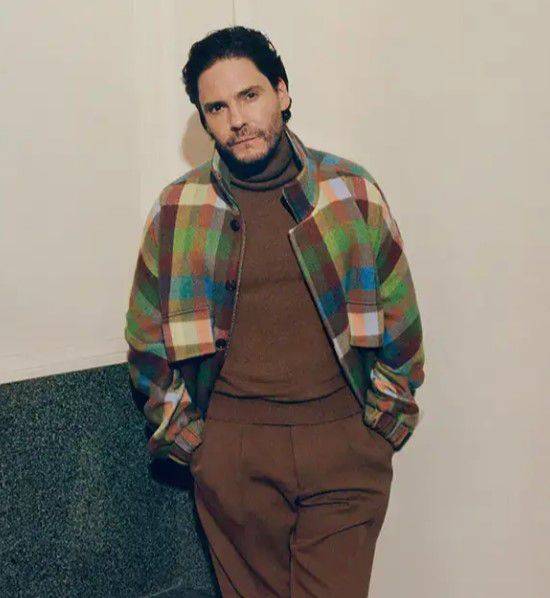 이탈리안 태생의 전통 깊은 하이엔드 브랜드 제냐(Zegna)와 캘리포니아 LA 태생의 뉴 하이엔드 브랜드 디 엘더 스테이츠먼(The Elder Statesman)의 협업으로 화제가 된 ‘제냐 X 디 엘더 스테이츠먼(Zegna X The Elder Statesman)’ 익스클루시브(Exclusive) 컬렉션. 배우 다니엘 브륄이 캠페인의 모델이 됐다. 제냐 홈페이지.