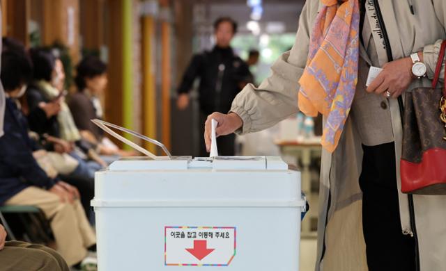 서울 강서구청장 보궐선거 투표가 시작된 11일 오전 서울 강서구 양천초등학교에 마련된 가양1동 제1투표소에서 유권자들이 투표를 하고 있다. 뉴스1