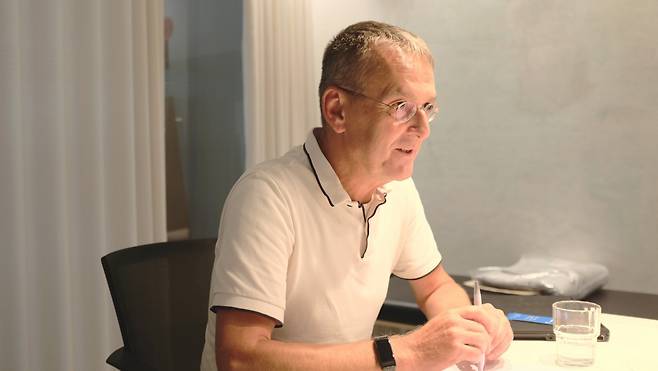 지난달 20일 독일 베를린에 있는 ‘기억·책임 그리고 미래재단(EVZ)’의 지원활동부문장 랄프 포세켈 박사가 헤럴드경제와 인터뷰하고 있다. 독일 기억·책임 그리고 미래재단은 나치 전범행위에 대한 배상 문제, 및 과거사 문제를 담당하는 재단으로, 2000년에 설립됐다. 베를린=박혜원 기자