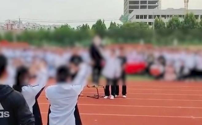 중국 중학교 학생들이 아베 신조 전 일본 총리 테러 사건을 우스꽝스럽게 희화화한 공연을 선보여 논란이 되고있다.