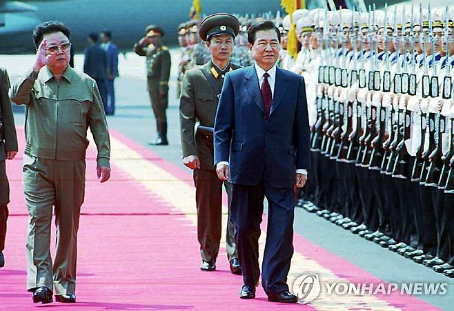 남북정상회담-사열받는 김대중과 김정일 남북정상회담을 위해 2000년 6월 13일 오전 평양순안공항에 도착한 김대중 대통령