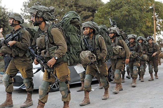 가자지구 인근으로 이스라엘군 집결 - 이스라엘 군인들이 11일(현지 시각) 팔레스타인 무장 단체 하마스의 본거지 가자지구에서 5㎞가량 떨어진 남부 도시 베에리를 순찰하고 있다. 이 지역에서 지난 7일 하마스의 기습 공격으로 민간인 100여 명이 사망했다. /EPA 연합뉴스