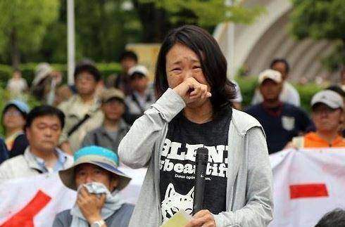 혐한 시위 반대 여론의 기폭제 역할을 한 일본 가나가와(神奈川)현 가와사키(川崎)시의 재일동포 3세 최강이자씨가 2016년 6월 5일 가나가와현 가와사키시에서 시민들과 함께 혐한 시위 항의 활동을 벌인 뒤 발언하다 눈물을 흘리고 있다. 혐한 시위대는 이날 행진을 시도하다 시민들의 거센 항의에 약 40분 만에 중단을 선언했다. 가와사키=연합뉴스 자료사진