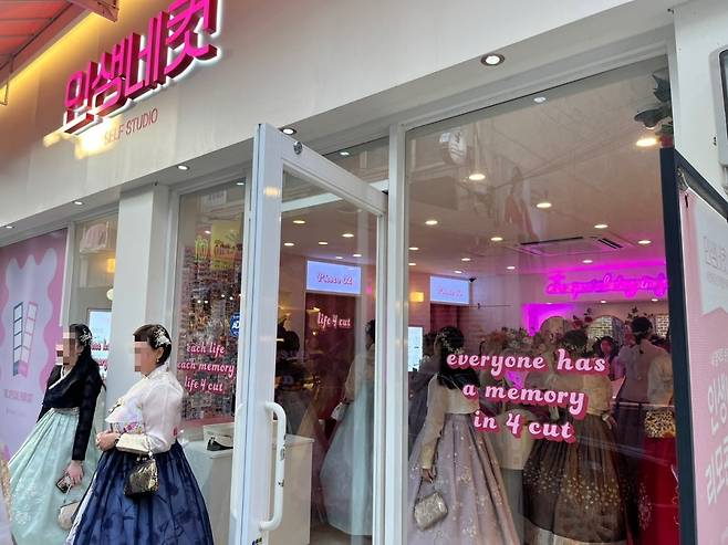 경복궁 근처 '인생네컷' 스튜디오가 한복을 입은 외국인들로 붐비고 있다. /사진=유지희 인턴 기자