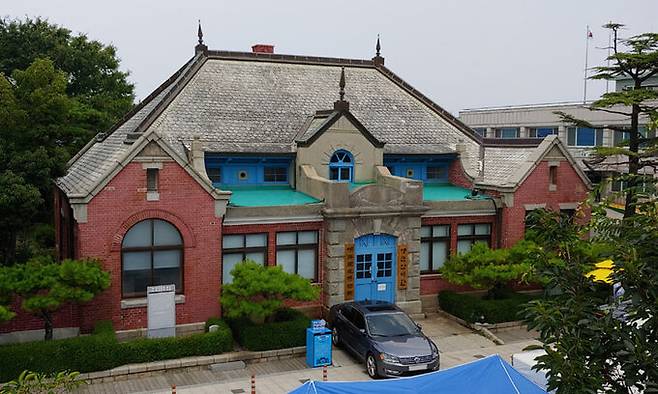 군산세관 본관은 일제강점기에 지어진 세관 건물 중 현재까지 남아있는 유일한 흔적이다. 그래서 우리나라 세관의 역사와 그 이야기를 만들어간 사람들을 기억할 단 하나의 장소이기도 하다.