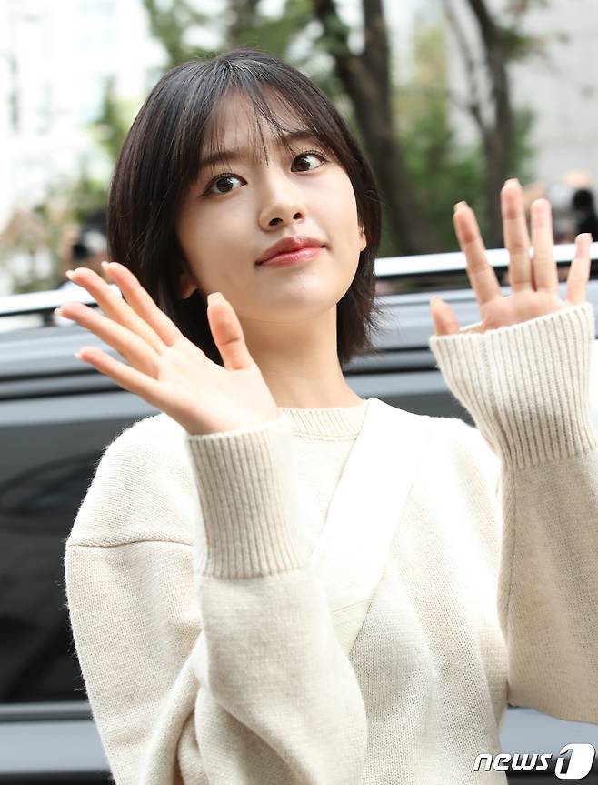 아이브의 안유진이 13일 오전 서울 여의도 KBS 신관에서 진행된 '뮤직뱅크' 리허설에서 인사를 하고 있다. ⓒ News1 권현진 기자