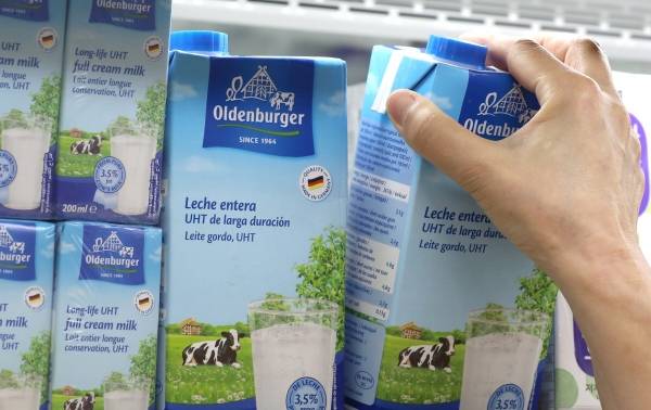 ▲2022년 8월 19일 서울 시내 한 대형마트에 ‘외국산 멸균우유’가 진열돼 있다. (뉴시스)