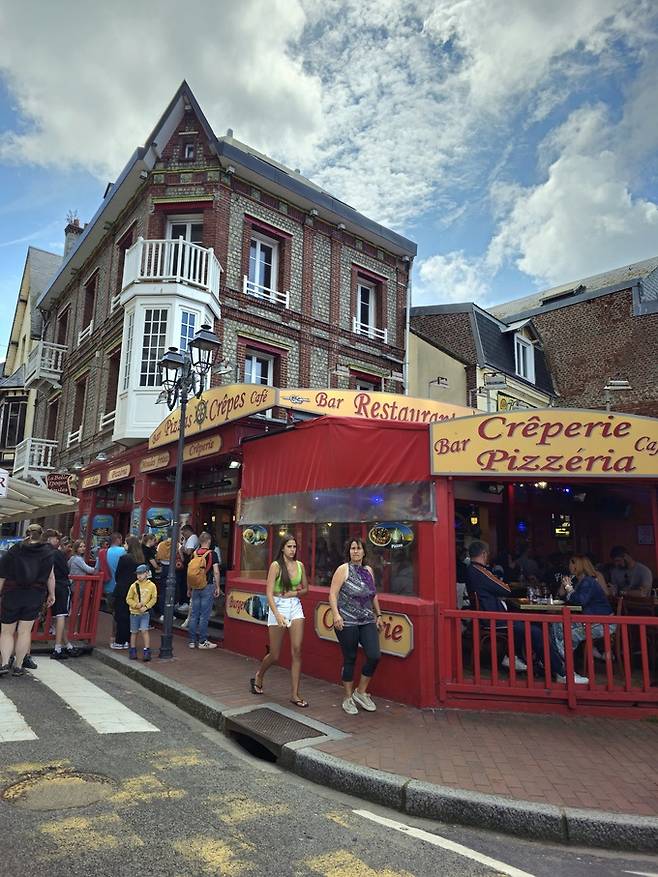 에트르타 레스토랑 거리.