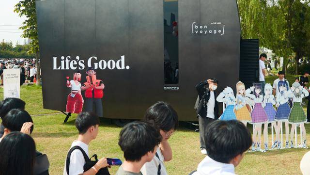 시민들이 가상 아이돌 그룹 이세계아이돌 모형 옆에서 기념촬영을 하고 있다. LG전자 제공