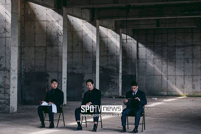 ▲ 블랙컴뱃은 '신세계 프로젝트'라는 새로운 오디션을 유튜브 채널에 공개하고 있다. 여기서 김민우와 유수영은 유망주를 선발하는 임원 역할을 맡았다. ⓒ 사진제공 블랙컴뱃 오피셜 박승국 작가