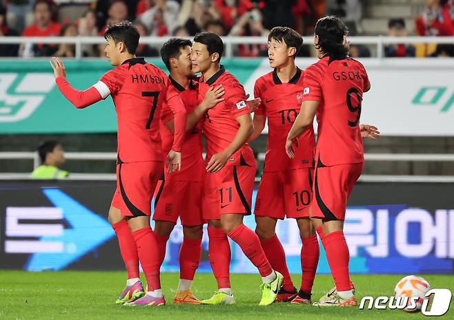 17일 경기 수원시 팔달구 수원월드컵경기장에서 열린 축구 국가대표 평가전 대한민국과 베트남의 경기, 전반 대한민국 황희찬이 두 번째 골을 넣은 뒤 동료들의 축하를 받고 있다. 2023.10.17/뉴스1 ⓒ News1 김진환 기자