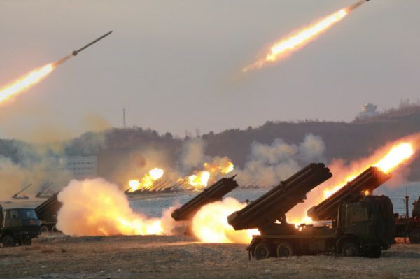 240mm 등 북한군 방사포(다연장로켓) 사격훈련 모습. /조선중앙통신