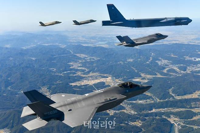 한반도에 전개한 미국 공군의 B-52 전략폭격기와 한국 공군의 F-35A 전투기들이 17일 오전 한반도 상공에서 한미 연합공중훈련을 실시하고 있다. ⓒ공군