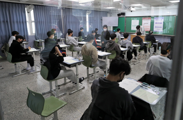 지난해 2023학년도 대학수학능력시험일인 11월 17일 수험생들이 남구 대연고등학교 고사장에서 시험을 준비하는 모습. 국제신문 DB