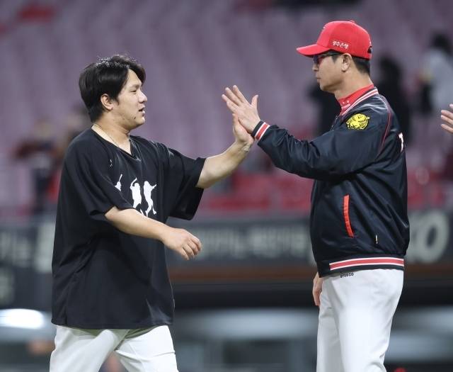 KIA 김종국 감독과 김선빈/KIA 타이거즈