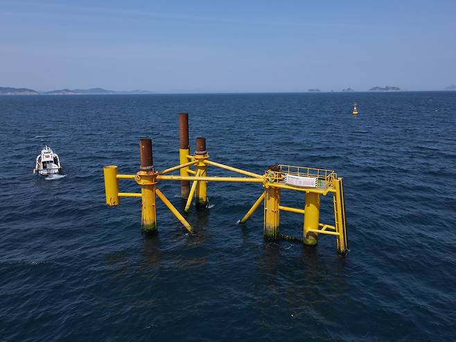 2021년 10월 어민들의 반대로 공사가 중단된 채 방치되어 있는 경남 통영시 욕지도 인근 해상의 풍황계측기. /김동환 기자