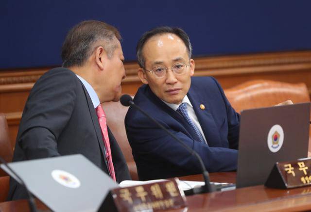 추경호(오른쪽) 부총리 겸 기획재정부 장관과 이상민 행정안전부 장관. 뉴시스