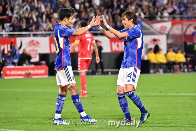 17일 일본 고베시 노에비아 스타디움 고베에서 열린 튀니지와 친선경기에서 일본 공격수 이토 준야(오른쪽)가 두 번째 골을 넣은 뒤 구보 다케후사와 기뻐하고 있다. /게티이미지코리아
