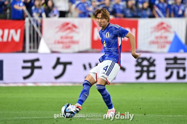 17일 일본 고베시 노에비아 스타디움 고베에서 열린 튀니지와 친선경기에서 일본 수비수 이타쿠라 고가 패스하고 있다. /게티이미지코리아