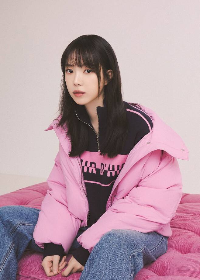 This campaign has developed five tips on winter styling proposed by Son Na-eun under the theme of  ⁇  How to Dress for the Perfect Winter.Son Na-eun, who is in the public picture, turned bangs into bang hair and turned into a cheerful and bright atmosphere. Winter styling was completed with color pants and outerwear.The colorful pink goose down jumper further expresses the loveliness of Son Na-eun, matching the Houndtooth pattern jacket and the solid wool A-line mini skirt to show a sensual tweed look.In addition, Son Na-eun has a multi-colored mix texture that matches a stylish jacket and a blue-colored wool skirt to create a neat and luxurious old-money look.Wearing a bright yellow-colored knit and a bar clava of the same material, it also expresses a bright atmosphere.In addition, the elegant silhouette completes the winter look for a special day with an attractive A-line dress and wool coat, and Son Na-euns styling with bold and diverse items such as a collar detachable fur coat and tweed blue dress is available.