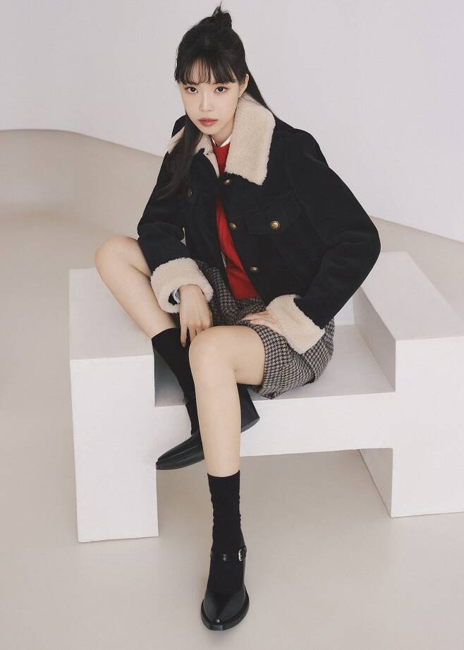 This campaign has developed five tips on winter styling proposed by Son Na-eun under the theme of  ⁇  How to Dress for the Perfect Winter.Son Na-eun, who is in the public picture, turned bangs into bang hair and turned into a cheerful and bright atmosphere. Winter styling was completed with color pants and outerwear.The colorful pink goose down jumper further expresses the loveliness of Son Na-eun, matching the Houndtooth pattern jacket and the solid wool A-line mini skirt to show a sensual tweed look.In addition, Son Na-eun has a multi-colored mix texture that matches a stylish jacket and a blue-colored wool skirt to create a neat and luxurious old-money look.Wearing a bright yellow-colored knit and a bar clava of the same material, it also expresses a bright atmosphere.In addition, the elegant silhouette completes the winter look for a special day with an attractive A-line dress and wool coat, and Son Na-euns styling with bold and diverse items such as a collar detachable fur coat and tweed blue dress is available.