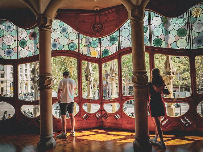 늘 곡선에서 길을 찾았던 가우디의 건축, 카사바트요의 파사드와 내부