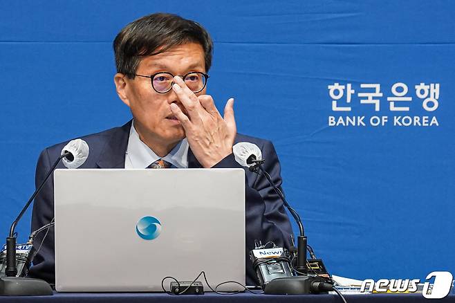 이창용 한국은행 총재가 19일 서울 중구 한국은행에서 열린 10월 금융통화위원회 금리 결정에 대한 기자간담회에서 안경을 고쳐 쓰고 있다. 2023.10.19/뉴스1 ⓒ News1 사진공동취재단