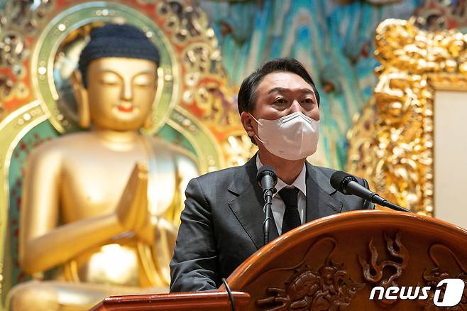 윤석열 국민의힘 대선후보가 31일 충북 단양 구인사에서 열린 상월원각대조사 탄신 110주년 봉축 법회에 참석해 축사하고 있다. 2021.12.31/뉴스1 ⓒ News1 이승배 기자