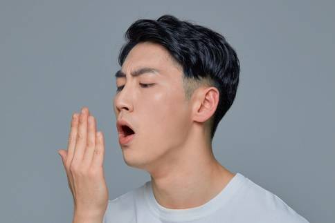 양치를 꼼꼼히 하는데도 입 냄새가 난다면 편도결석·역류성 식도염·축농증 등이 원인일 수 있다./사진=게티이미지뱅크