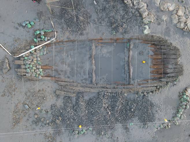 지난 5월 전남 해남군 송호해수욕장 갯벌에서 발견된 고선박(‘해남선’으로 명명)은 발굴 조사결과 11세기 초~12세기 중반 운항한 고려시대 곡물 운반선으로 추정됐다. 사진은 ‘해남선’의 선체 노출 모습. 국립해양문화재연구소 제공