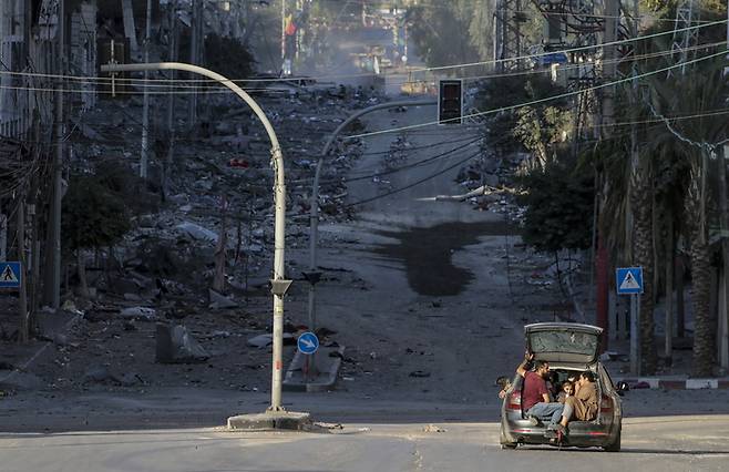 이스라엘의 가자지구 공습이 이어지는 가운데 18일(현지시간) 가자지구 북부 가자시티 주민들이 차를 타고 대피하고 있다.  EPA연합뉴스