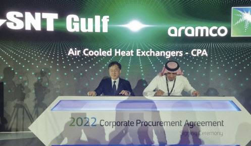 김형섭 SNT에너지 사장(왼쪽)이 지난해 11월 사우디아라비아 현지에서 열린 아람코와의 공랭식 열교환기 기업 조달 계약(CPA) 서명식에서 서명하고 있다. (사진=SNT에너지)