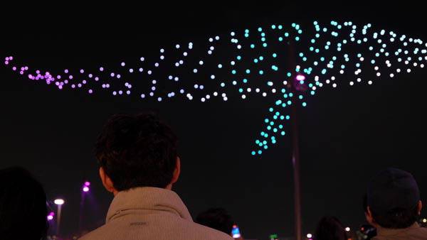 지난 4월 열린 ‘1단계 전면 개방 기념 및 2030 부산세계박람회 유치 기원 시민 참여행사’에서 드론라이트쇼가 진행되고 있다. 부산항만공사 제공