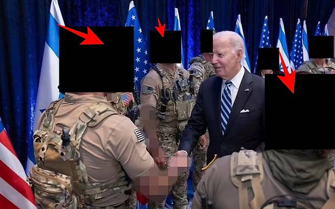 조 바이든 미국 대통령이 현지시간으로 18일 이스라엘에 파견된 미 특수부대원들을 만나 악수를 나누고 있다. 백악관 측은 해당 사진에서 특수부대원들의 얼굴을 그대로 노출한 채 공식 SNS에 올렸다가 뭇매를 맞았다