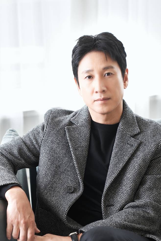 Top star L, who is receiving Drug-related My, turned out to be Lee Sun Gyun.Lee Sun Gyun, who made his official stance a day after the My news broke, is even worse shocked by claiming blackmail  ⁇  Cinémix Par Chloé damage.Lee Sun Gyun, who played an active role in SBS drama Bob Money, Killing Romance and Sleep this year, was scheduled to continue his ten-day career with four next works, but it was reported that he was receiving Drug I was in the biggest crisis.According to the Incheon Police Agency Drug Crime Susa system, the police are currently in charge of eight people including Lee Sun Gyun on charges of drug administration. The top star known as Mr. L was actor Lee Sun Gyun.In addition to Lee Sun Gyun, My Grand Prize is said to include chaebol third generation, aspiring entertainer, and Nightlife staff.On the 20th, the day after the top star L DrugMy report shocked me, Lee Sun Gyun made an official position and said, I want to be faithful to Susa in a faithful manner. I received a blackmail  ⁇  Cinémix Par Chloé from the person involved in the incident and filed a complaint against Susa.Earlier, the Kyunggi Ilbo reported that Lee Sun Gyun received blackmail from a drug supplier, Blackmail  ⁇  Cinémix Par Chloé, and handed over hundreds of millions of won. The amount was reported to be between 200 million won and 300 million won.Lee Sun Gyuns drug-related My, which has been popular in the film industry, broadcasting industry, and advertising industry as a homely and trustworthy image, has received a blackmail blackmail  ⁇  Cinémix Par Chloé before the first shock, It is also a big shock.Moreover, the actor Yoo Ah-in, who was indicted two days ago,Lee Sun-gyun, who has already finished filming, has a series of next films.In particular, Escape: Project Silence was introduced at the 76th Cannes Film Festival along with Sleep this year and was scheduled to open at the end of this year.In addition, the drama No Lee Jin-hyuk In-N-Out Burger and Apple TV + Dr. Brain season 2 was also in trouble.In particular, No Lee Jin-hyuk In-N-Out Burger has been producing a lot since Lee Sun Gyun casting announcement.Season 2 of Dr.Brain, which follows Season 1, has not yet started production, but it is highly likely that it will proceed without watching the progress of the event as it is a work that can not be done without the main actor Lee Sun Gyun.However, even when Lee Sun Gyuns real name is revealed, all four of his next works are not revealing any position. There is no discussion about casting change and We are watching the situation.There is a somewhat different atmosphere from when Yoo Ah-ins drug charges were raised in February this year.When Yoo Ah-in was accused of Oral administration, his agency immediately responded and responded relatively quickly in the industry.It was after the body seizure search for Yoo Ah-in had already been carried out at that time, and the police also secured a lot of suspicions through the request of the KFDA Susa.Currently, Lee Sun Gyun is only in the My stage.Police are also saying that they are currently in Susa regarding the case. Lee Sun Gyun has not yet been investigated for drug-related charges.It is difficult for anyone to get ahead without being charged.Meanwhile, Lee Sun Gyuns agency said, I will tell you about the case through my legal representative.In addition, if the H ⁇  Wi fact is circulated due to malicious or H ⁇  Wi contents, we will respond strongly. 