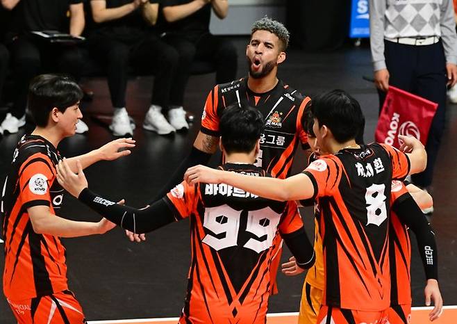 팀 동료들과 기쁨을 나누는 레오. ⓒ KOVO