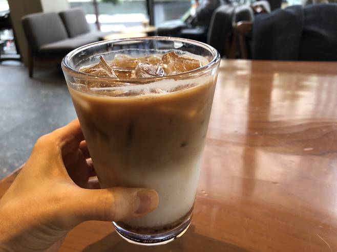 스타벅스 코리아의 가을 신메뉴인 ‘마롱 헤이즐넛 라떼’ 육성연 기자