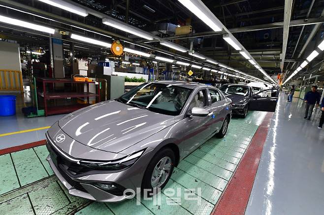현대자동차 울산 3공장에서 생산되는 아반떼. 울산 3공장에서는 아반떼를 비롯해 베뉴, 코나 등의 차량을 연간 36만7000대를 생산하고 있다.(사진=현대차)