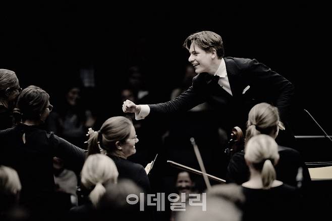 지휘자 클라우스 메켈레. (사진=빈체로)