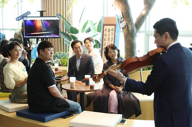 김동연 경기지사가 지난 7월 20일 경기도청에서 예술인 기회소득을 받은 7명을 초청한 간담회에 참석했다. /경기도 제공