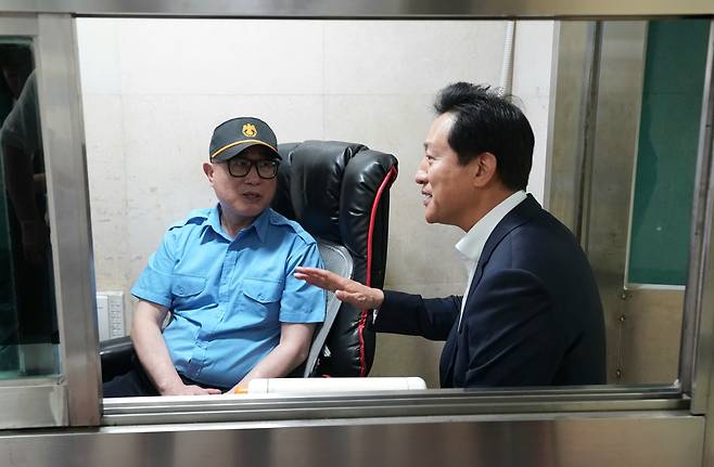 오세훈 서울시장이 지난 7월 4일 서울 여의도에서 서울시 안심소득을 지원받고 있는 1단계 시범사업 참여 가구주를 만나 대화를 나누고 있다. /서울시 제공
