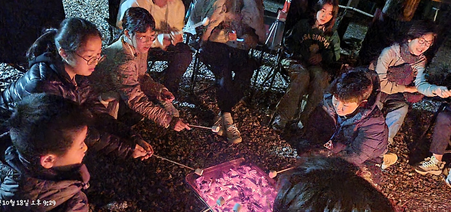 학교에서 마련한 '바비큐 파티'를 하는 양평곡수초 학생들. ⓒ양평곡수초 제공