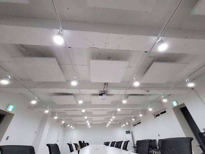 KCC의 흡음 천장재가 시공된 L모 건설 기술연구원 천장 모습. 하나의 큰 흡음 천장재로 천장을 덮은 것이 아니라 작은 천장재 여러개를 부분 시공했다. 소리가 천장재에도 흡수되고 천장재 사이 빈 공간으로도 빠져나가 흡음 효과가 더 크다./사진제공=KCC.