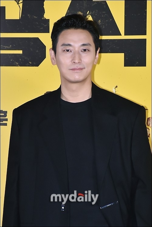 Lee Sun Gyun is known to be under police intervention due to suspicion of Drug Oral administration following actor infant, and it is causing big wave of entertainment industry.Recently, the Drug case has emerged as a social issue, and critics say that such controversial entertainers are coming back too easily.Actor Ju Ji-hoon, who plays an active role as a signatory to Chungmuro, received the Judgment for one year of Probation in June 2009 from the court for alleged oral administration of psychotropic medicines (violation of the Drug Management Act).Ju Ji-hoon escaped to the army in February of the following year and served as a full-time reserve for two years, just like the entertainer who caused the scandal.Ju Ji-hoon, who seemed to have time for self-restraint, revived the spark of acting life that seemed to be turned off by appearing in military musicals.Ju Ji-hoon was banned from appearing on KBS and MBC due to drug excommunication, but was released from broadcasting, but it was lifted three to four years later.There was no self-restraint period.Top was charged with smoking marijuana in 2017 when he was serving as a police officer, and was sentenced to two years of Probation in October.Since then, he has announced that he does not have a comeback doctor in the entertainment industry.The tower responded to the netizen Do not come back at the time, Yes! God! I do not want to do it. Look at the animal pictures. In the live broadcast afterwards, I will not come back in Korea.I do not want to do the comeback itself. Actor Lee Jung-jae said he was not involved in the second casting lineup of Netflixs Squid Game season 2, which was unveiled in July.Ha Jung-woo has come back to the Netflix series Suri Nam in September last year after receiving a fine of 30 million won for the Oral administration of Propofol.Since then, he has appeared in films such as Unofficial Operation and Boston 1947.Ha Jung-woo, along with Ju Ji-hoon, appeared in the Teabing original entertainment show Dubalo Ticketing, which was first unveiled in January, and is also active in the cable channel tvN STORY entertainment show Chairmans People, where his father, Actor Kim Yong-gun, is also appearing.Some are calling for an easy come back.Recently, Ha Jung-woo was drunk driving and tried to come back to self-restraint actor Bae Seong-woo.He tried to cast Bae Seong-woo in the movie Lobby, which he starred and directed, but he was dismissed by negative public opinion.