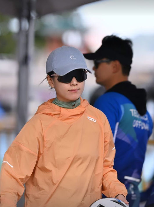 Actor Han Hyo-joo participated in the Iron Chef triathlon Kyonggi.On the 23rd, Han Hyo-joo surprised the public by releasing a photo of the 2023 Tongyeong Triathlon Cup Carolina Klüft ⁇ ft.Han Hyo-joo said, Its a Cage team, adding, I didnt get any training due to jet lag, but I didnt get cut off thanks to the representatives. Ill train next time and set a good record. Im the best Cage team.In the public release photo, Han Hyo-joo ran the cycle with the number 1423 and caught the eye. Han Hyo-joo said, I can not laugh today, my legs. Previously, Han Hyo-joo said in an interview that he had developed a hobby in sports while filming the spin-off drama Treadstone. Fans applauded Han Hyo-joos excellent athleticism.On the other hand, Han Hyo-joo has recently been greatly loved by Disney Pluss original drama series Moving and will appear on Netflix movie Believer 2 scheduled for public release on November 17th.