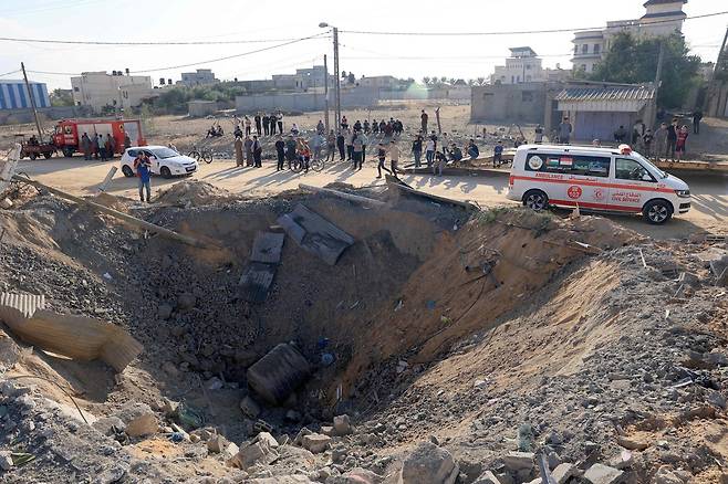 10월16일, 이스라엘군이 가자 지구 남부의 라파를 공습한 뒤 생긴 거대한 구덩이. 알아흘리 병원의 참사 현장엔 작은 구덩이밖에 발견되지 않는데, 이를 둘러싸고 여러 설명이 시도되고 있다. ⓒAFP PHOTO