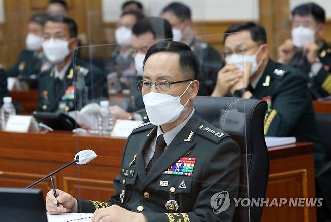 질의 기다리는 육군 참모총장 (계룡=연합뉴스) 이주형 기자 = 박정환 육군 참모총장이 작년 10월 20일 오후 충남 계룡대 육군본부에서 열린 국회 국방위원회 육군 국정감사에서 질의를 기다리고 있다. 2022.10.20 coolee@yna.co.kr