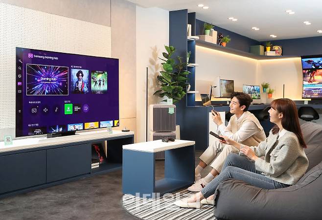 KES 2023(한국전자전)이 열리는 서울 코엑스(COEX)에 위치한 삼성전자관의 게임존에서 관람객들이 콘솔 없이 다양한 인기 게임을 자유롭게 즐길 수 있는 ‘게이밍 허브’를 체험하고 있다. (사진=삼성전자)